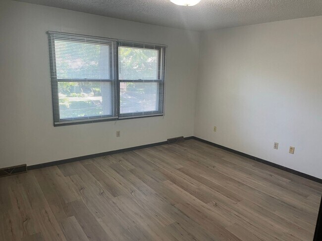 Building Photo - 735/737 Rundell