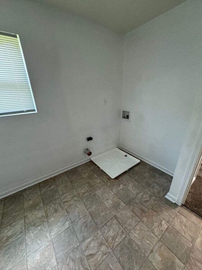 Building Photo - Columbus IN  - 3 BR home with loft