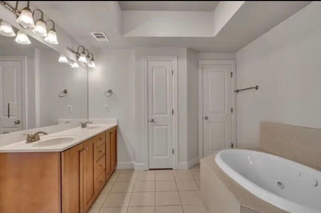 Building Photo - 1390 Dutch Valley Pl NE