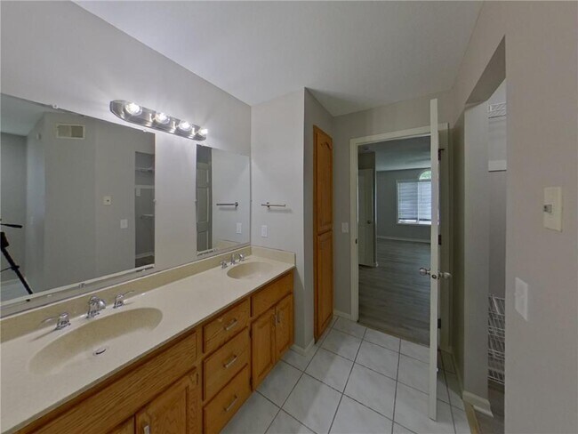 Building Photo - 209 Greenbriar Ln