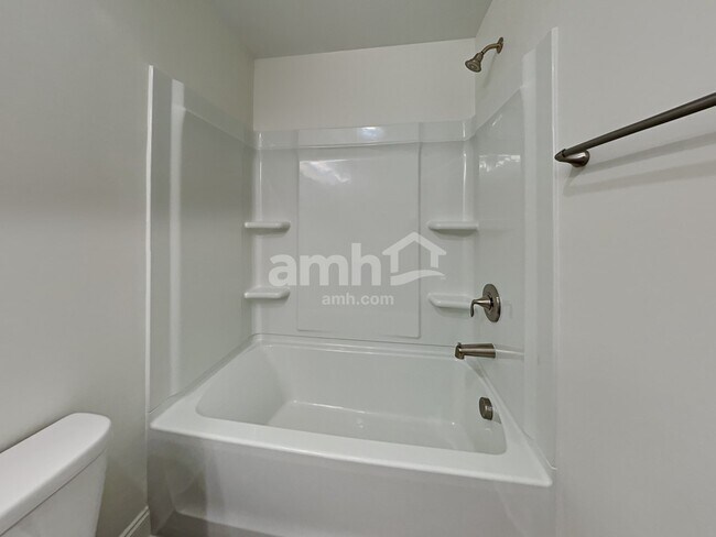 Building Photo - 180 Larragan Dr