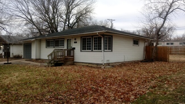 Building Photo - 3BR rancher with appliances and garage. Pr...