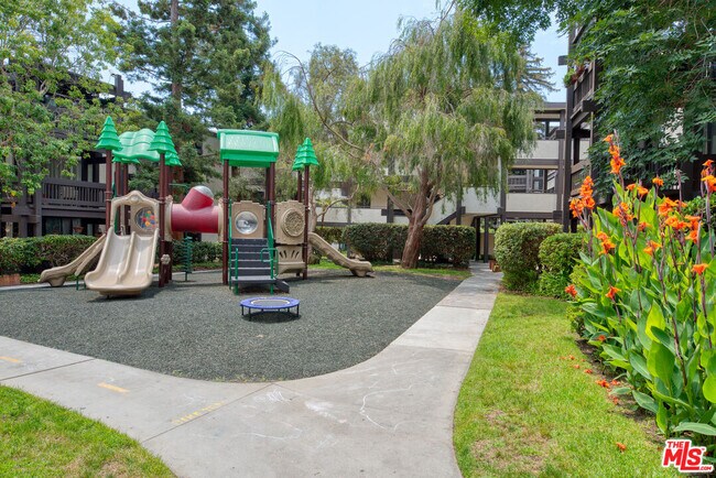 Building Photo - 8650 Gulana Ave
