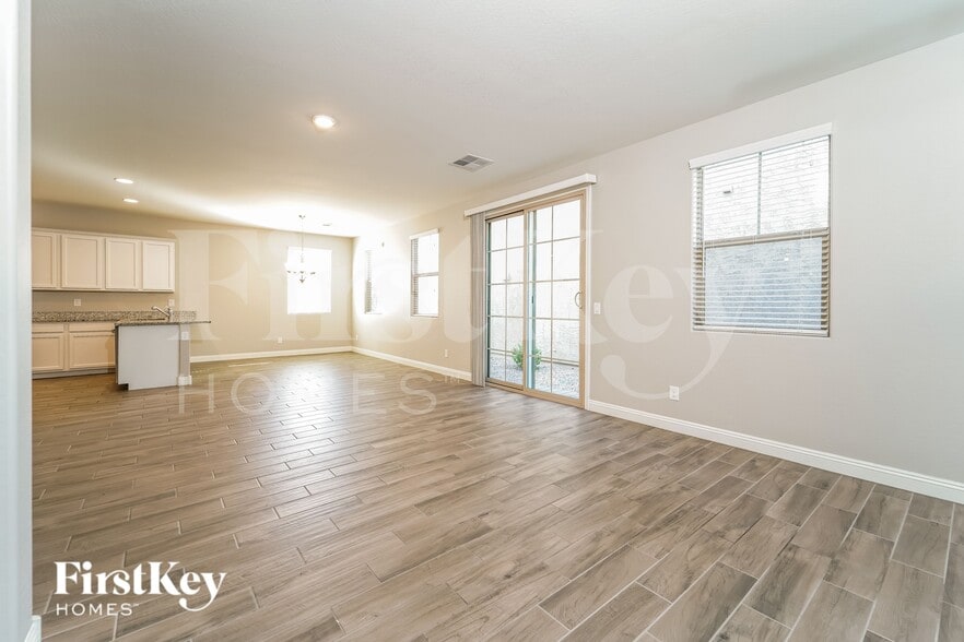 Building Photo - 251 N Sunrise