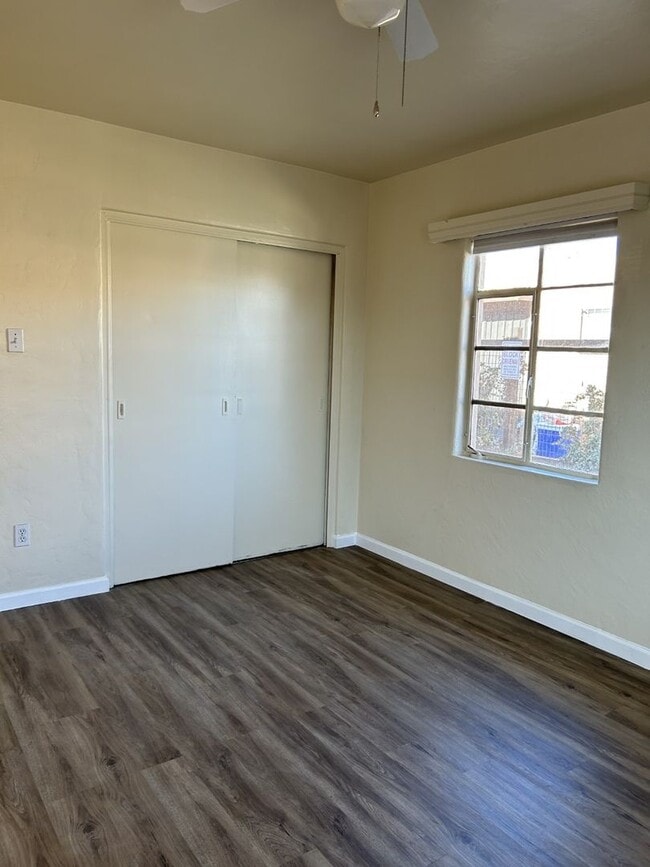Building Photo - 537 Valencia Dr SE
