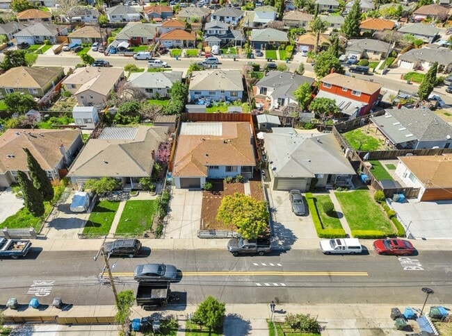 Building Photo - Beautifully Remodeled 3 Bedroom Home Near Stanford & Major Tech Campuses!