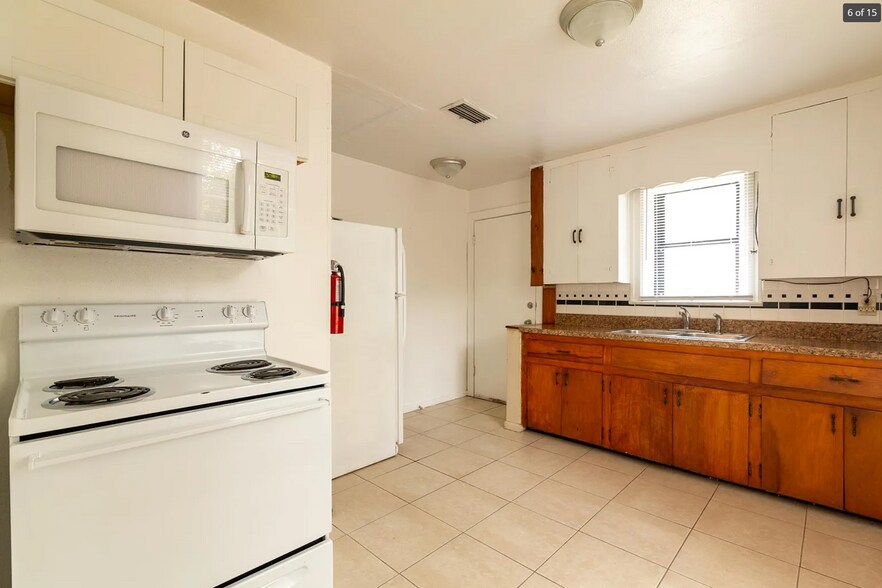 Building Photo - 1009 NW 11th Ave