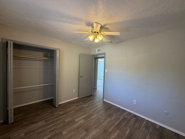 Building Photo - 3 Bedroom Single Story Home Available Near 12th St NW & Menaul Blvd NW!