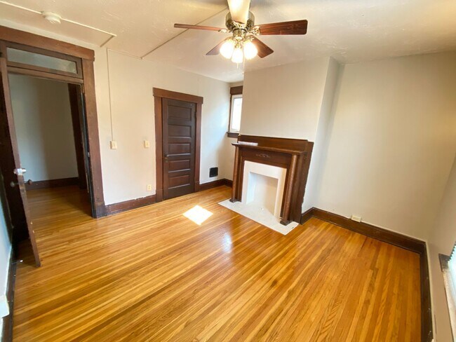 Building Photo - 325 E 19th Ave