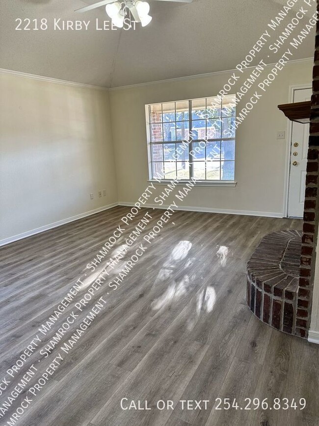 Building Photo - Duplex in Midway ISD!