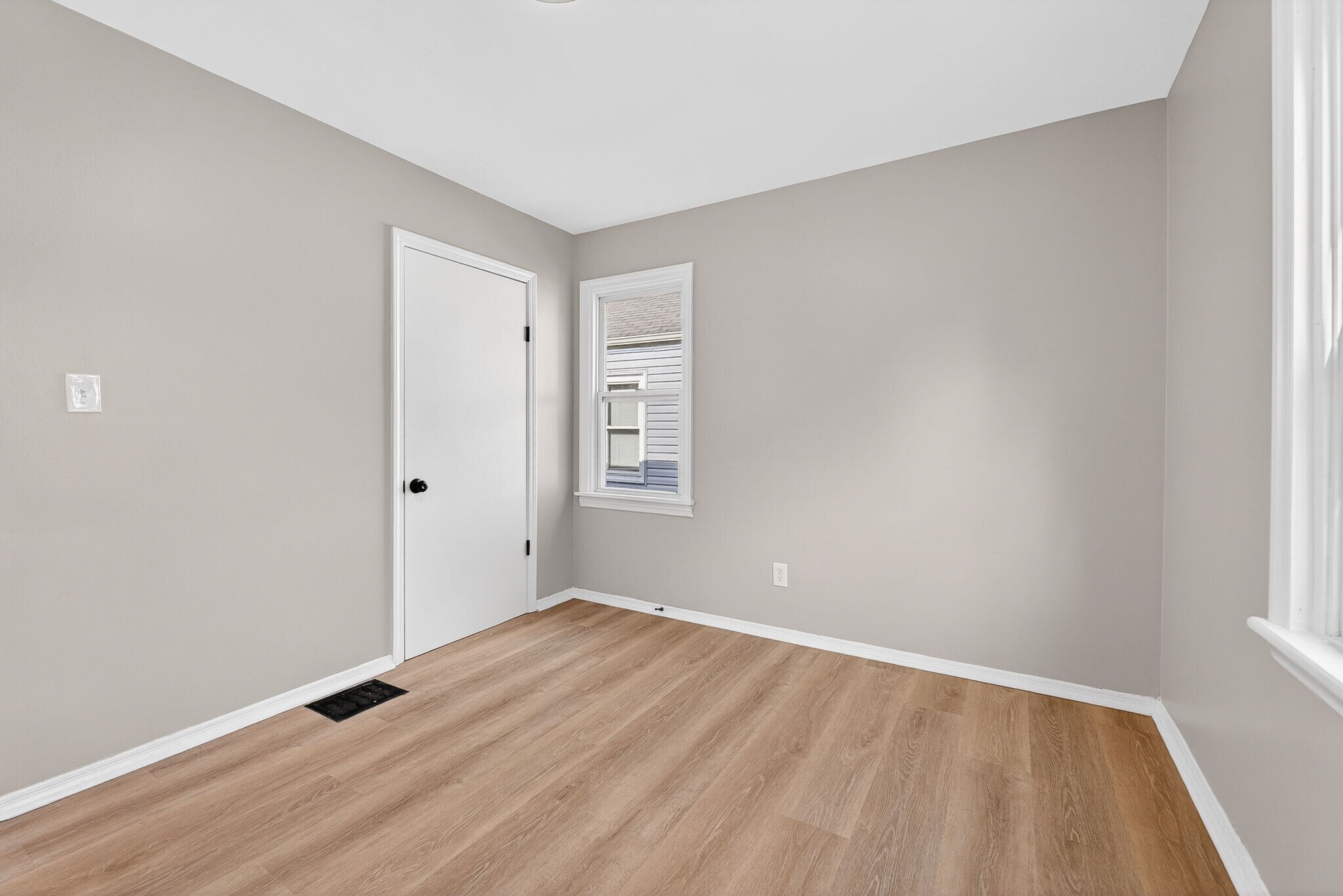 Building Photo - 1437 E 19th Ave
