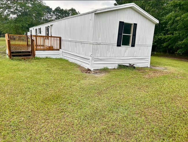 Building Photo - Conveniently Located in Trenton South Caro...