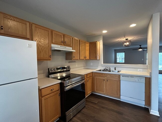 Building Photo - Amazing 2 bedroom 2.5 bathroom townhouse in NW Greensboro Keswick Place. Lawn care included.