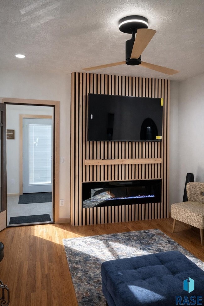 Building Photo - 920 S Summit Ave