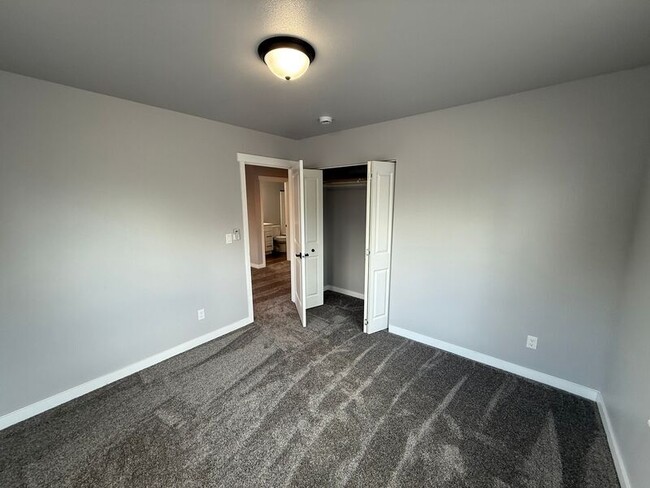 Building Photo - 871 Hickory St NE