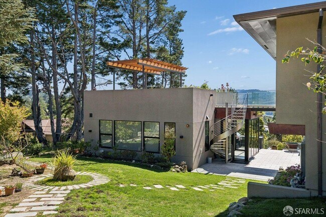 Building Photo - 1435 Lakeview Dr