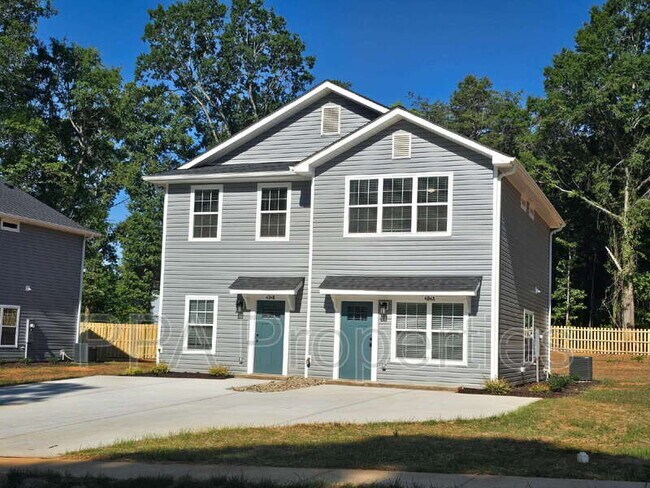 Building Photo - 402 Giles St