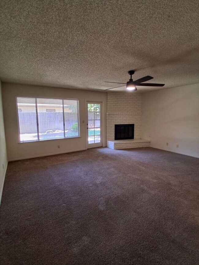 Building Photo - 6061 N Bungalow Ln