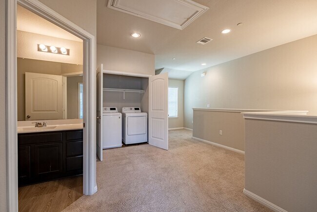 Building Photo - Beautiful 3 bedroom, 2.5 bathroom home in Ridge at Slaughter!!!