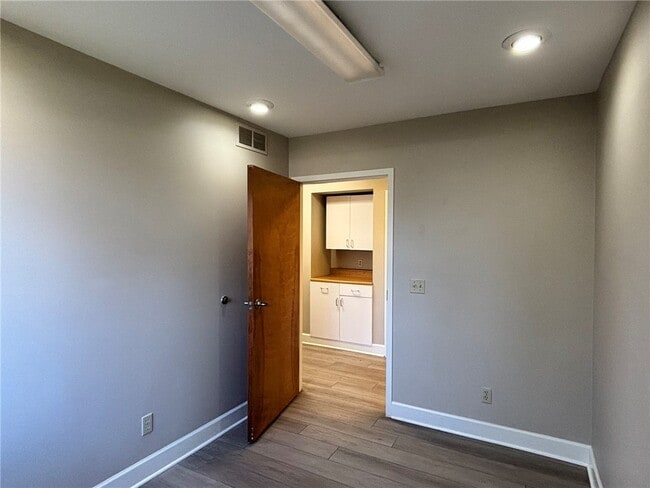 Building Photo - 1289 Creek St