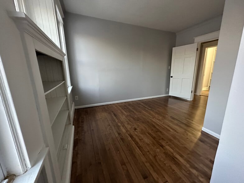 Room 2 - 187 Robie St W