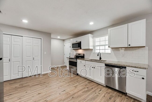 Building Photo - 4702 Collins Ave
