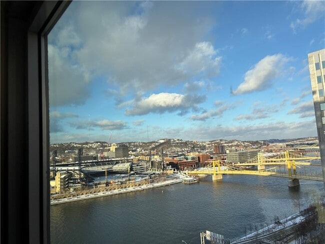 Building Photo - 320 Fort Duquesne Blvd