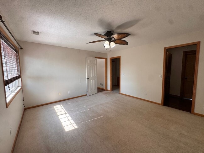 Building Photo - Luxurious 3 Bedroom, 2 Bathroom GORGEOUS townhome!