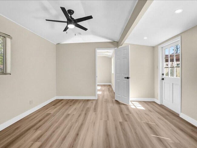 Building Photo - Welcome to this charming 3-bedroom, 2-bath...