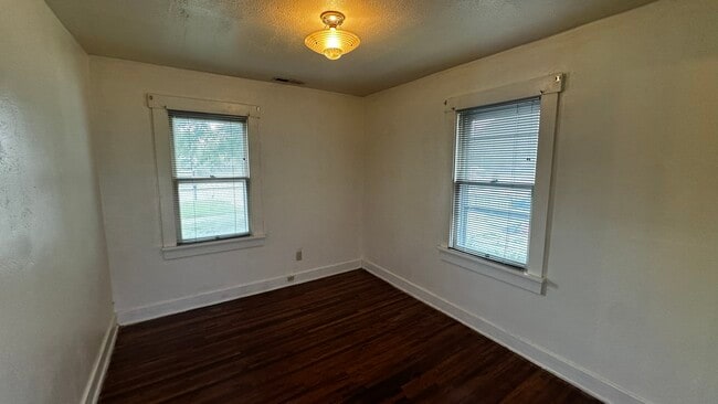 Building Photo - 910 E 3rd Ave