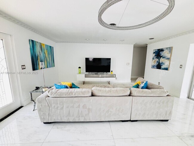 Building Photo - 2321 SE 15th St