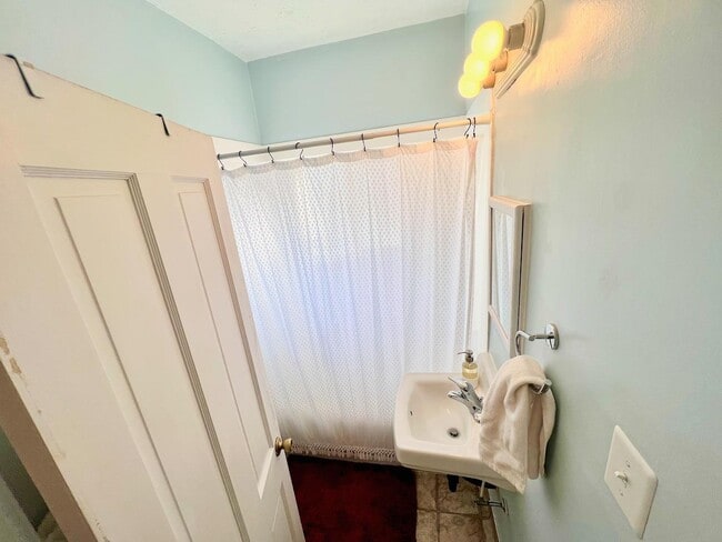 Building Photo - 184 N 200 E