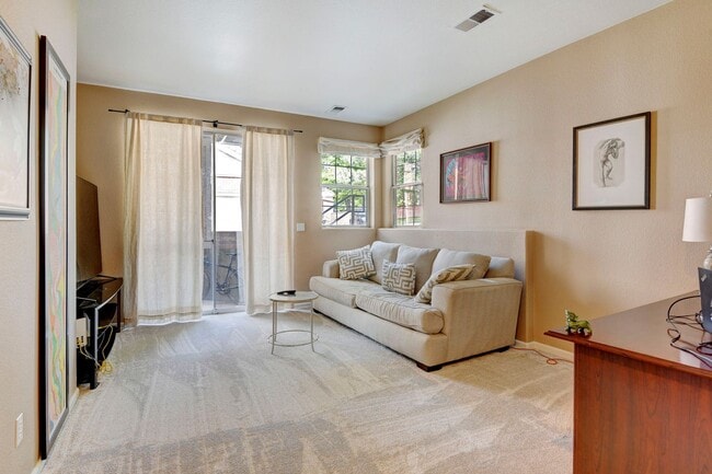 Building Photo - Beautiful luxury townhome style condominiu...
