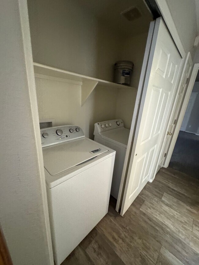 Building Photo - Beautiful 2 Bedroom 2 bath single level fo...