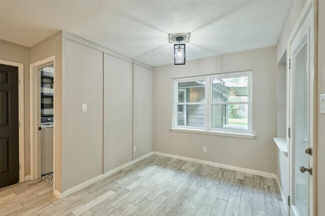 Building Photo - Beautiful two-story home on an oversized c...