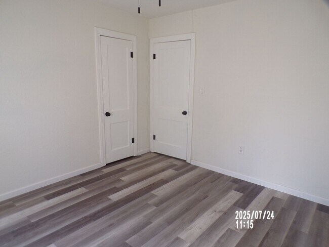 Building Photo - Newly renovated! Pet Friendly! Centrally l...