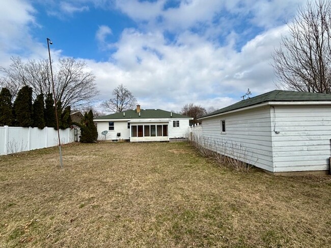 Building Photo - 2 Bed 1 bath home with a  Full Fenced In B...