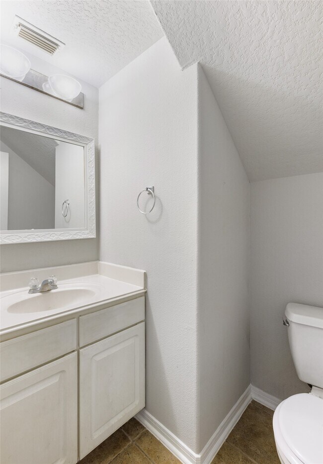 Building Photo - 15410 Fir Woods Ln