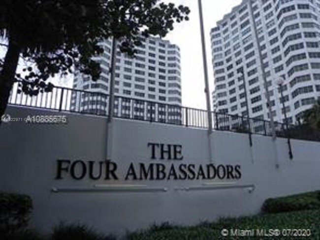 Building Photo - 905 Brickell Bay Dr