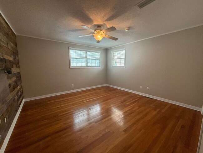 Building Photo - 905 Poinciana Dr