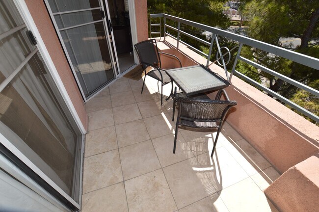 Building Photo - Meridian TOP FLOOR Furnished 1 bed | 1 bath condo with Strip and High Roller view.