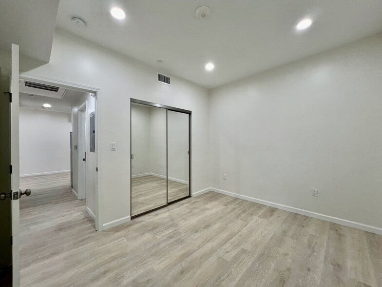 Building Photo - 1409 N Hobart Blvd