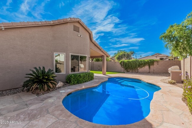 Building Photo - 3022 E Captain Dreyfus Ave