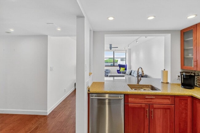 Building Photo - 2555 Collins Ave