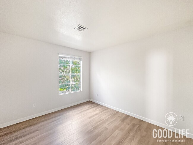 Building Photo - Single-Level Mira Mesa Condo with Balcony, AC & Garage Parking