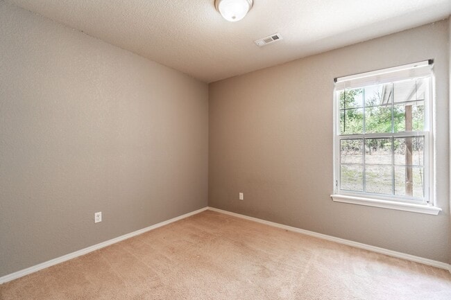 Building Photo - Secure Comfort: Beautiful 3 Bed, 2 Bath Ho...