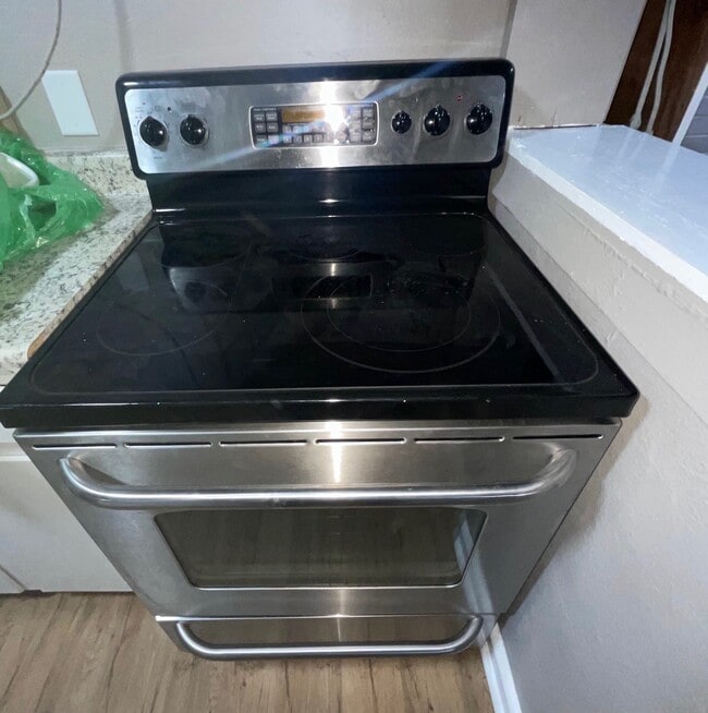 Building Photo - 2010 Royal St