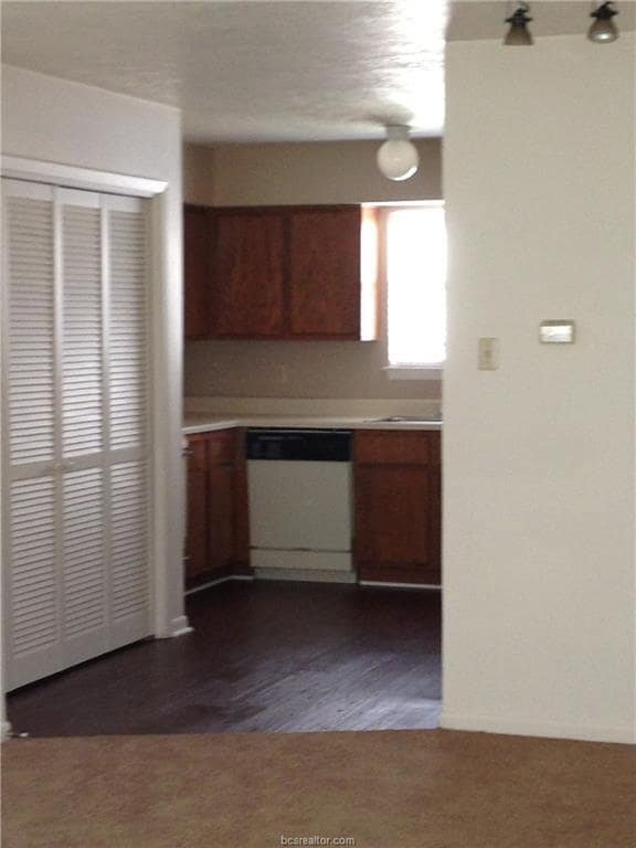 Building Photo - 906 Spring Loop