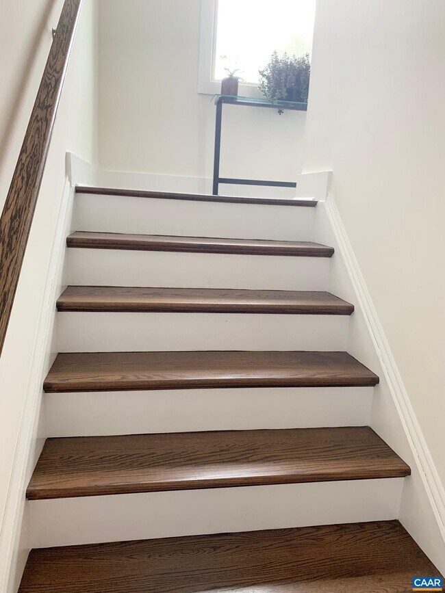 Building Photo - 129 Almere Ave