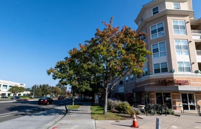 Building Photo - Epic REA - Great 1 BR/1 BA Condo w/Parking...